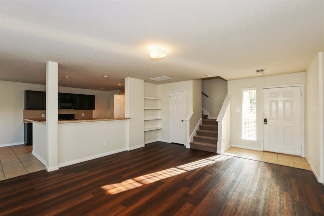 Building Photo - 910 Dracena Ct