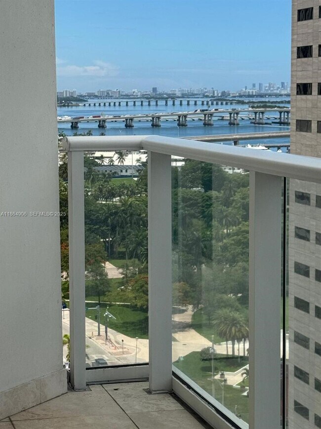 Foto del edificio - 300 S Biscayne Blvd
