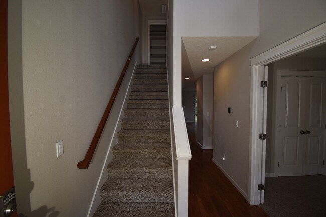 Building Photo - Beautiful Home In Quiet Neighborhood!