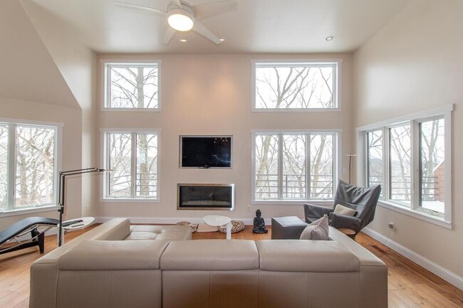 Building Photo - 601 Woodhaven Ct NE