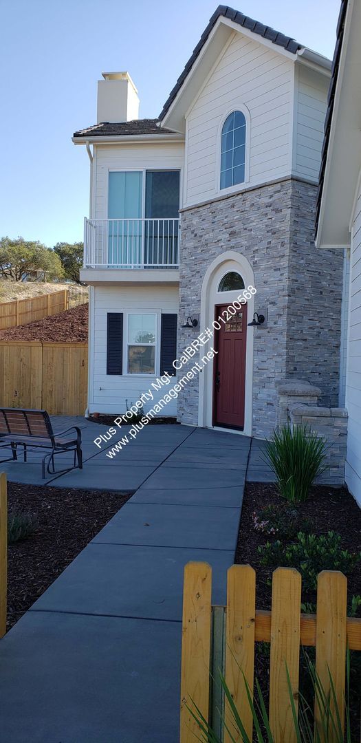 Foto del edificio - Beautiful Newer Meadows at Rice Ranch Two ...