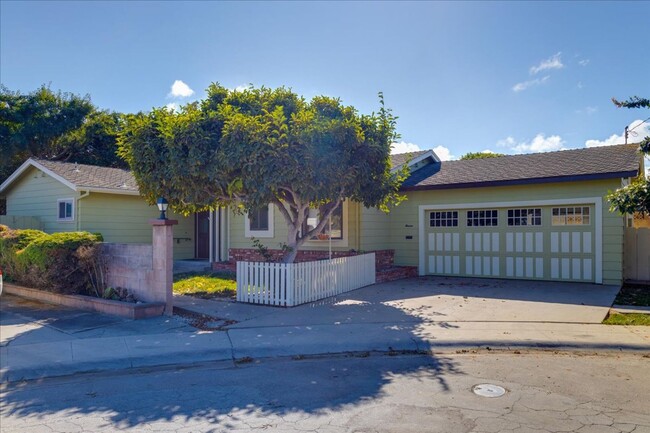 Building Photo - Charming South Salinas 3 bedroom 2 Bath Ho...