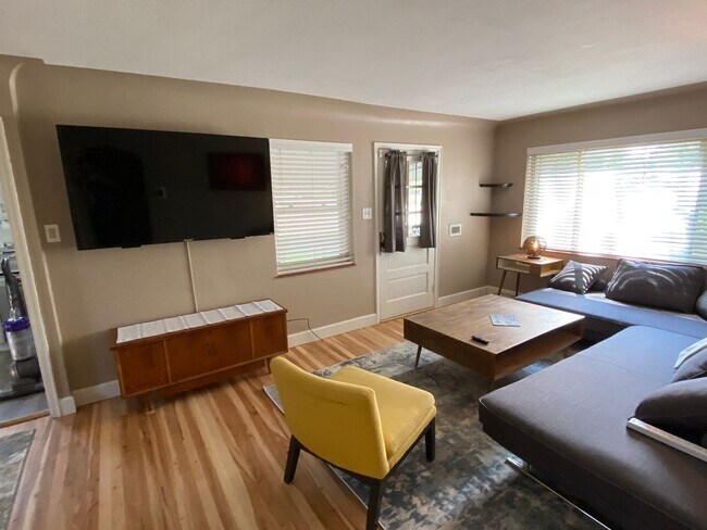 Foto del edificio - Adorable Large 4 Bedroom Cottage w/ Tons o...