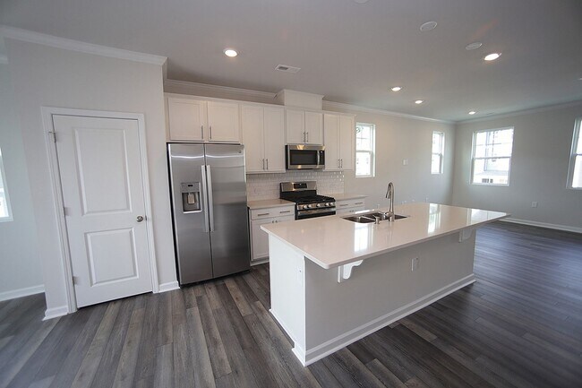 Building Photo - Spacious End Unit Townhome in Beautiful Ne...