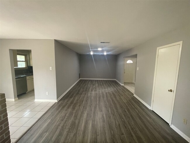 Building Photo - 9007 Bunny Run Dr