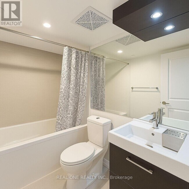 Building Photo - 386 Yonge St