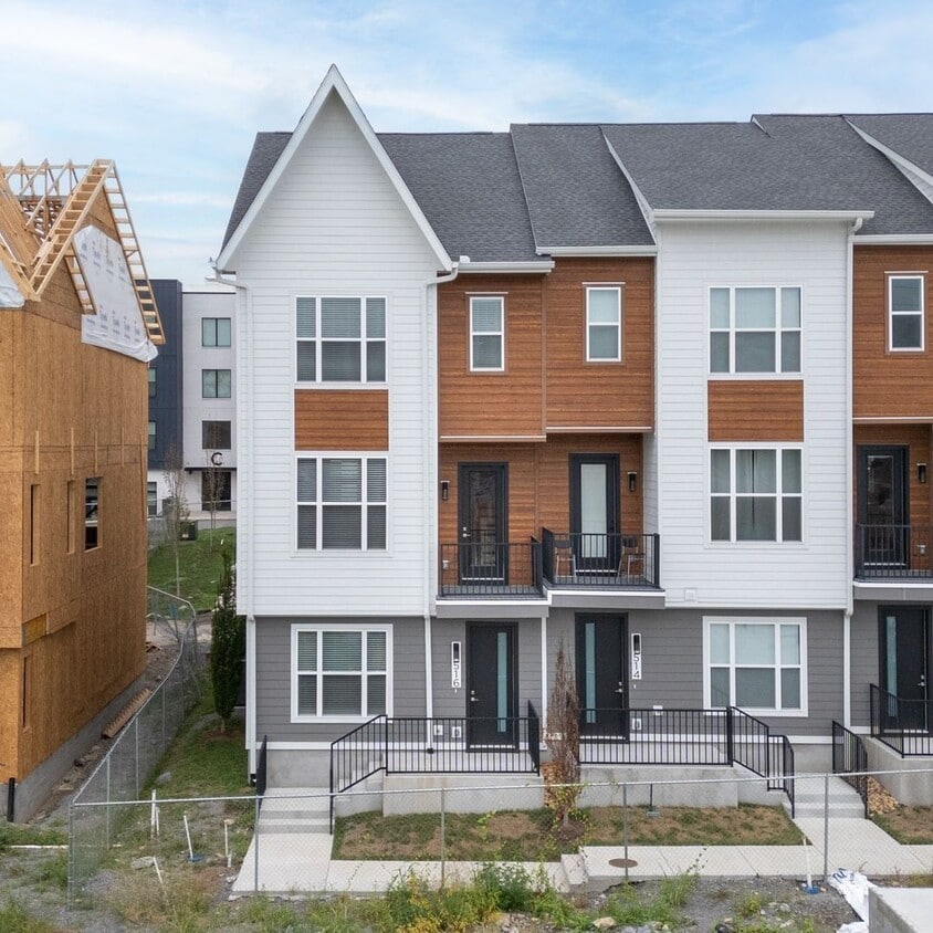 **NEWLY DEVELOPED TOWNHOME COMMUNITY MINUTES FROM DOWNTOWN NASHVILLE** - **NEWLY DEVELOPED TOWNHOME COMMUNITY MINUTES FROM DOWNTOWN NASHVILLE**