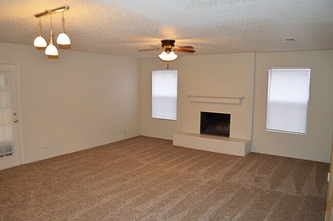 Foto del edificio - 6312 Cliffside Dr