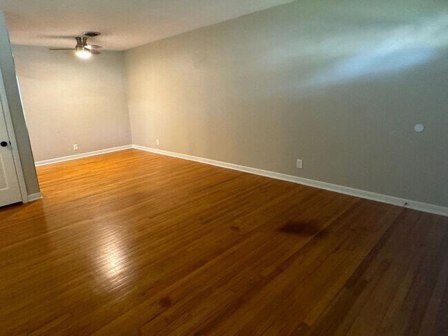 Foto del edificio - 3 Bedroom, 2 Living Areas in Single Family...