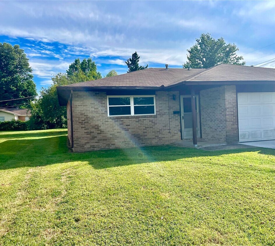 Foto principal - 2115 W Emma St