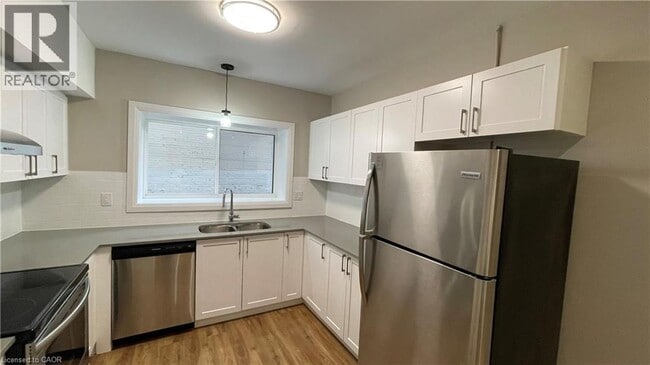 Building Photo - 540 King St E