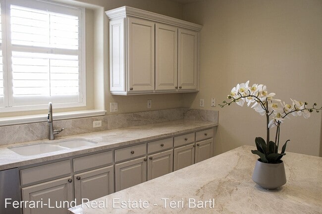 Building Photo - 3 br, 2 bath House - 10160 Donner Peak Dr