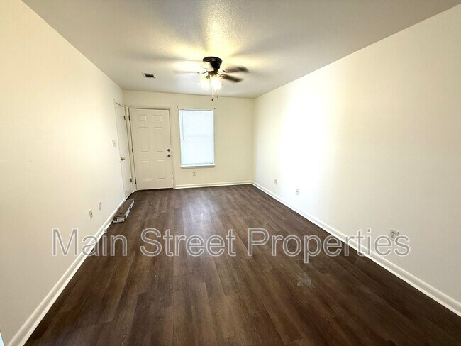 Building Photo - 3202 Redwood Ln