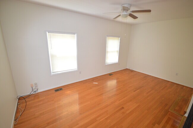 Living RM - 76 Orchard Dr