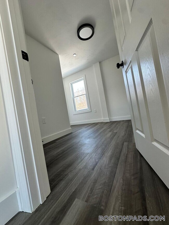 Building Photo - 211 S Main St