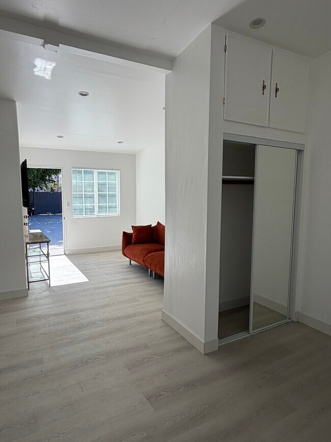 Foto del edificio - 8561 Orion Ave