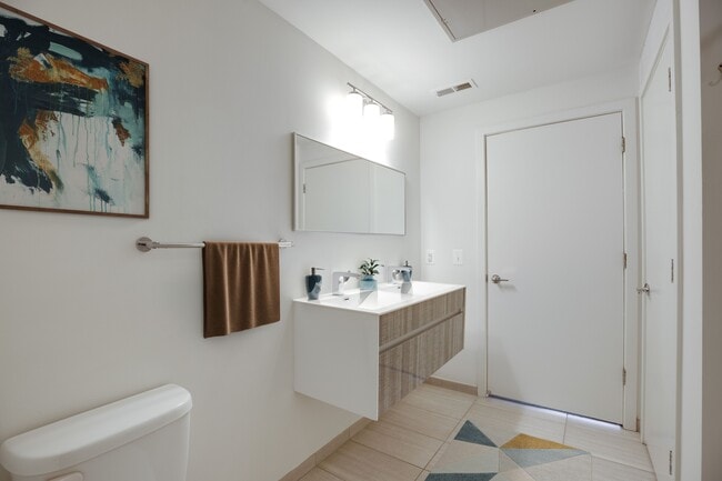 Baño de dos habitaciones (decorado virtualmente) - 2255 Wisconsin