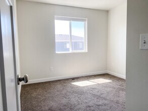 Building Photo - 1046 360 S