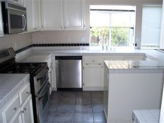Building Photo - 4 Bedrooms in Olympus Point