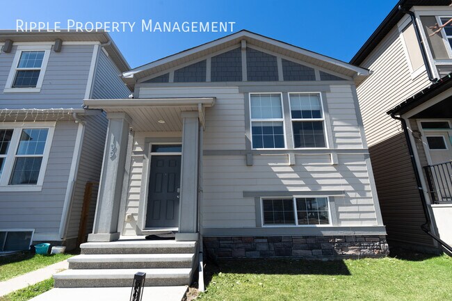 Photo du bâtiment - SPACIOUS 3-BED, 1-BATH LOWER SUITE | PRIVATE ENTRANCE | MODERN FINISHES