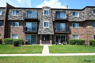 Building Photo - 9381 Bay Colony Dr