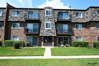 Building Photo - 9381 Bay Colony Dr