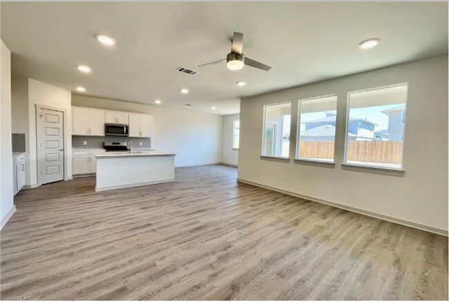 Foto del edificio - Spacious - Like New - 4 Bedrooms - Versatile!