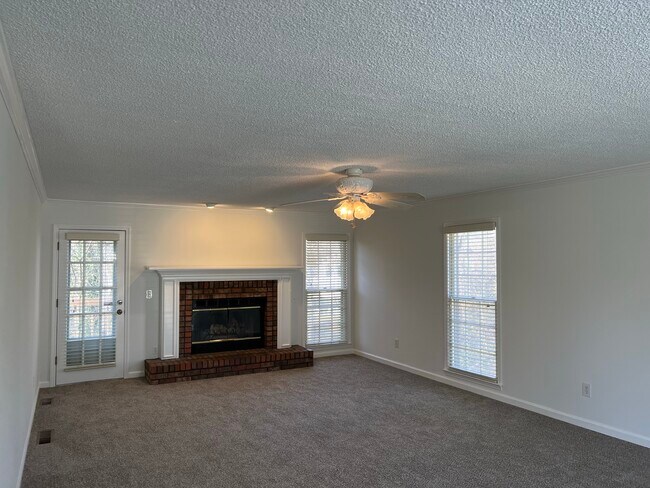 Gran sala de estar - 4666 Brazil Wood Dr NW