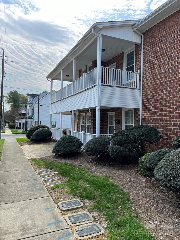 Primary Photo - 211 W G St