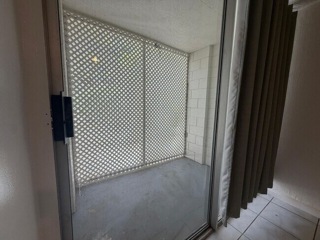 Foto del edificio - Upgraded studio available now in a secured building.