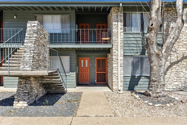 Building Photo - 1304 Mariposa Dr