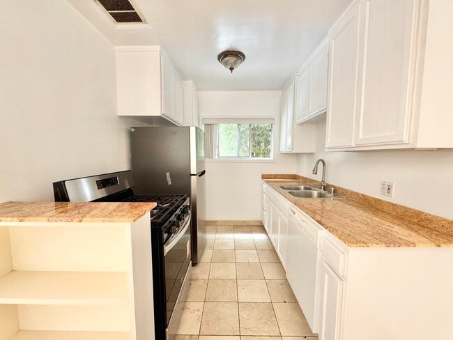 Building Photo - 1320 Ridgeley Dr