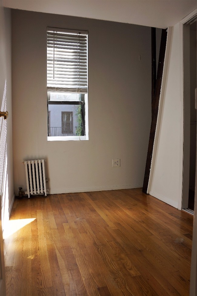 Building Photo - 442 W 45th St