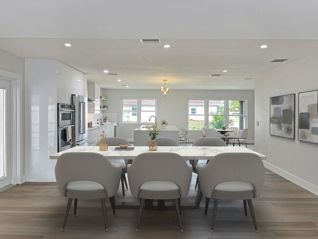 Foto del edificio - Fully Remodeled Snell Isle Luxury Home - Available for Rent or Purchase!