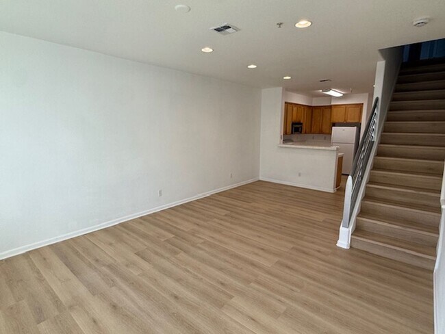 Foto del edificio - 3-Bedroom Townhome in Central Richmond Near Richmond BART Station