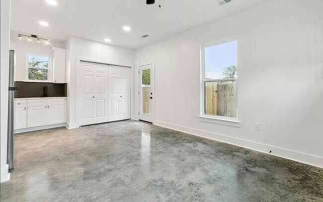 Building Photo - 310 Reiss Pl