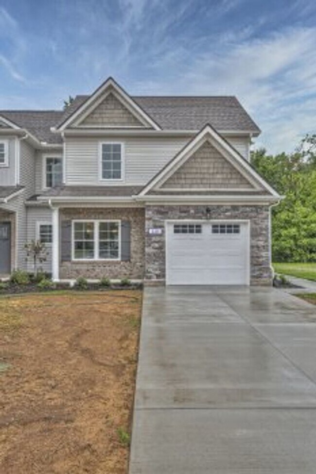 Foto del edificio - BRAND NEW STUNNING 3 Bed 2.5 Bath in Manch...