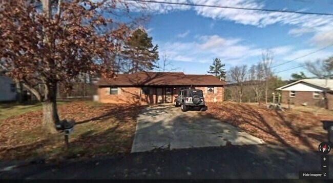 Building Photo - 2 bedroom 1 bath duplex located on West En...