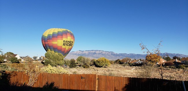 Foto del edificio - 7600 Sunrose Dr NW
