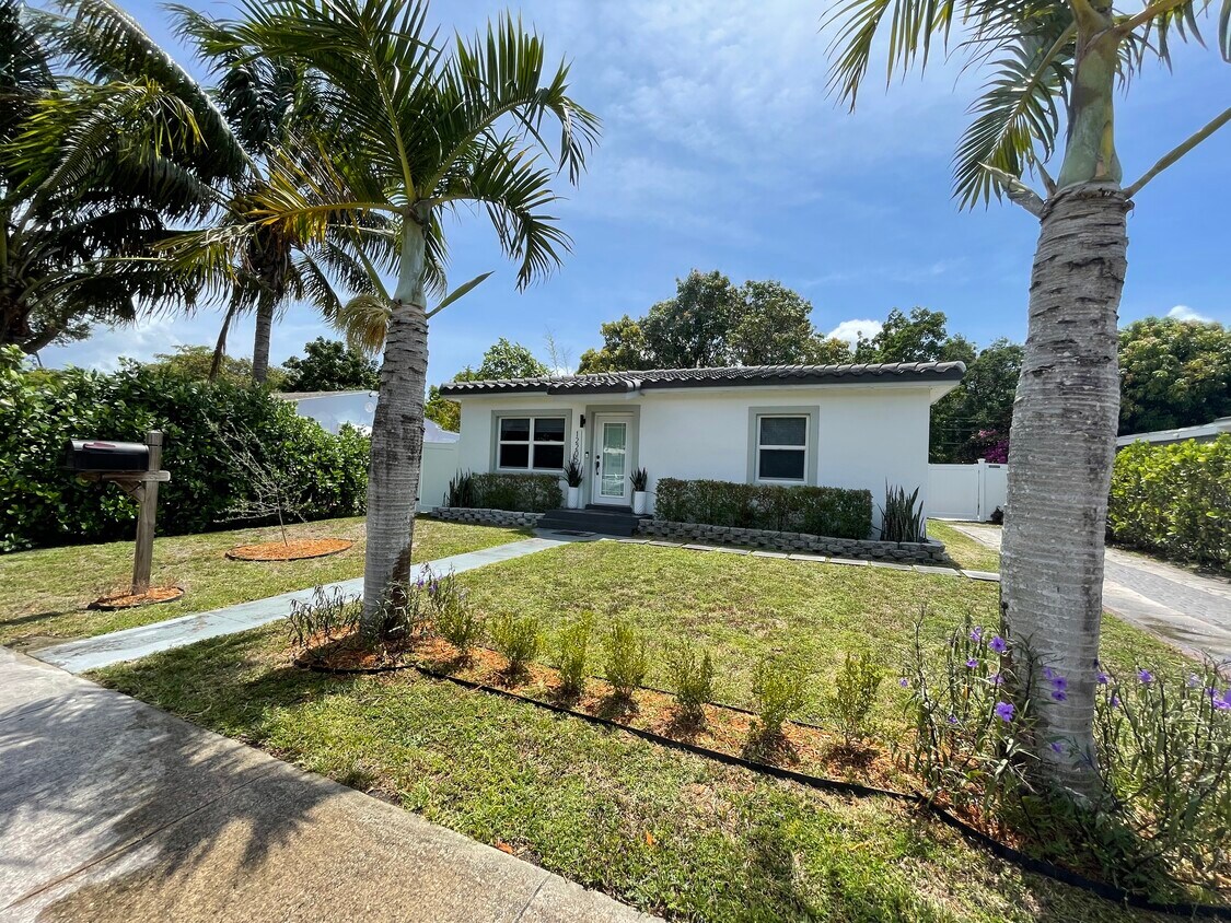 Foto principal - 12205 NE 11th Ct