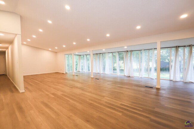 Building Photo - 205 Lake Placid Dr