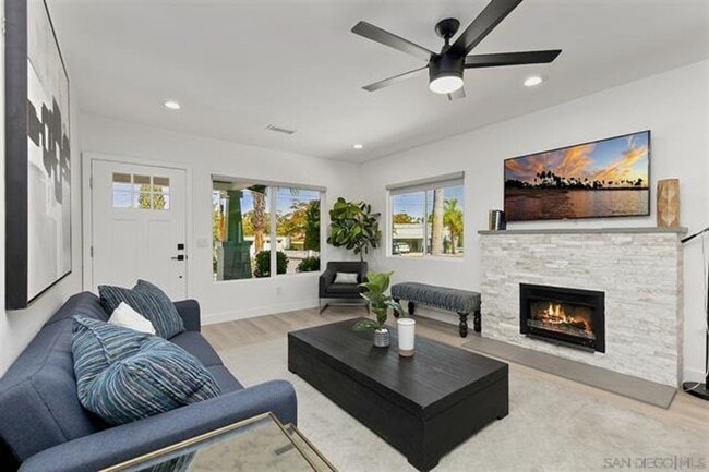 Building Photo - Beautiful 3 Bed/1.5 Bath Home in Hillcrest...
