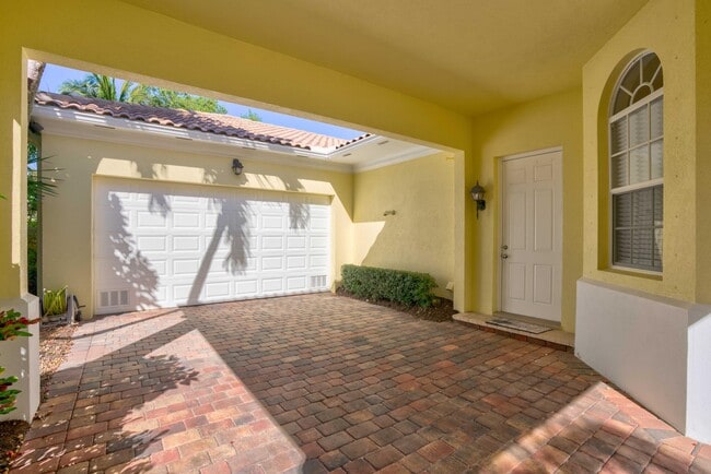 Building Photo - 256 San Remo Dr