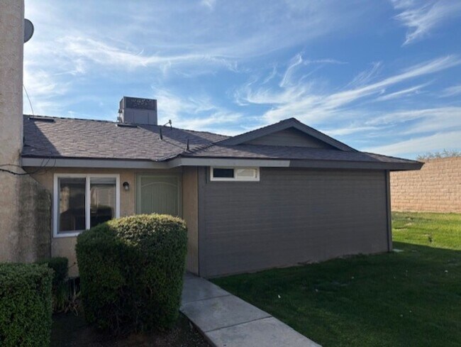 Foto del edificio - Renovated 3-Bedroom Home with 2-Car Garage in Quailwood