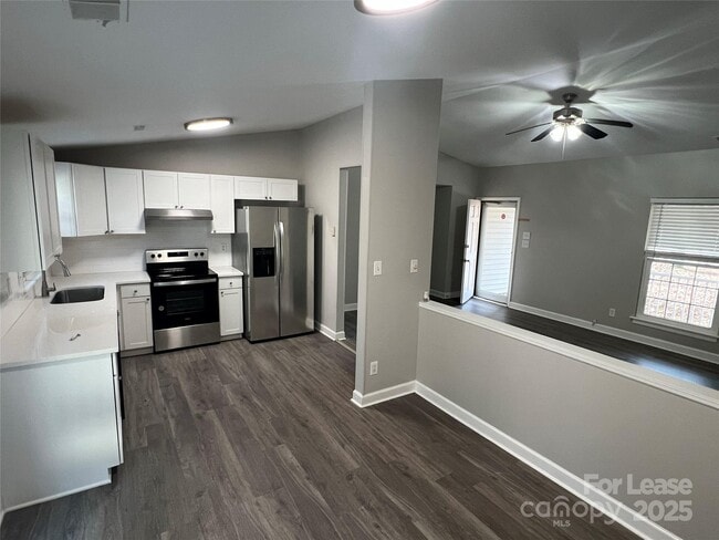 Foto del edificio - 6040 Sunset Chase Ln