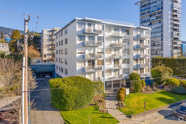 Building Photo - Hollyhill Towers
