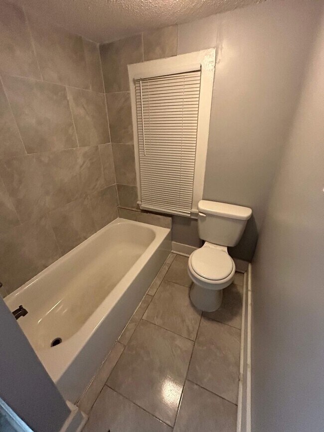 Building Photo - Come see this Charming 1 bedroom 1 bathroom duplex off of S. Parkway