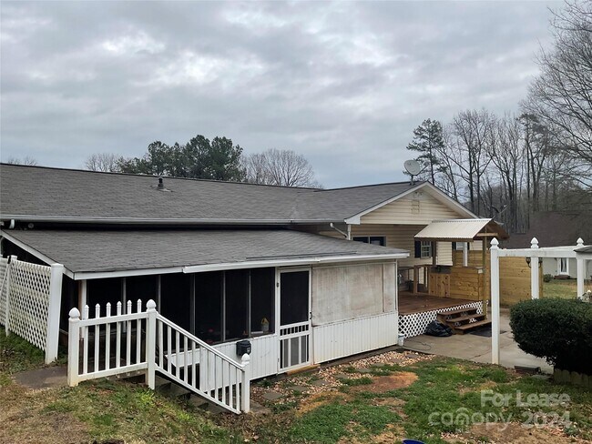 Building Photo - 6069 Little Mountain Rd
