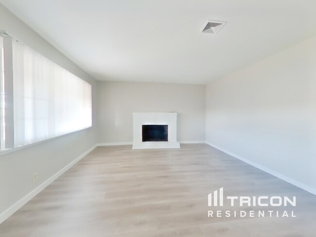 Building Photo - 372 Hopkins Dr