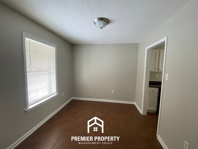 Building Photo - Spacious 3BR Memphis Home w/ Vaulted Ceilings, Brick Fireplace & Fenced Yard